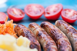 Колбаски с овощами